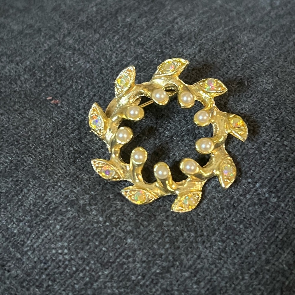 Elegant Gold Leaf Brooch with Pearls - Picture 3 of 3